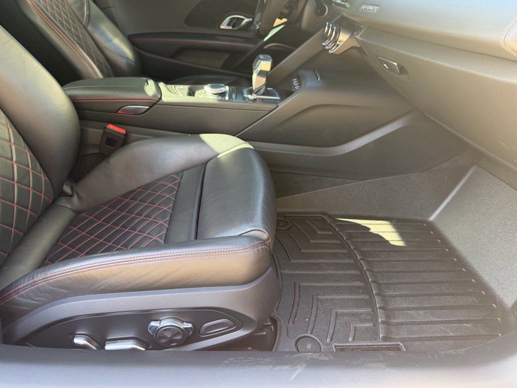 Used 2017 Audi R8 V10 w/ Carbon Exterior Package AWD/4WD image 32