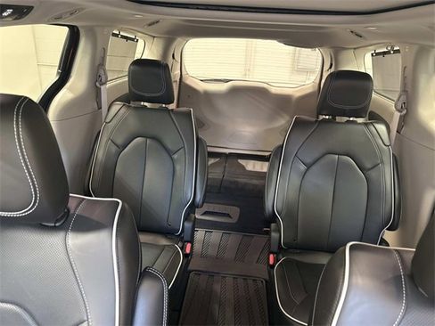 Used 2023 Chrysler Pacifica Limited image 13
