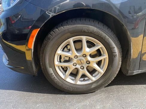 Used 2023 Chrysler Pacifica Touring-L image 12