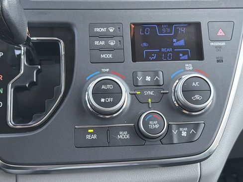 Used 2018 Toyota Sienna XLE w/ XLE Navigation Package FWD image 22