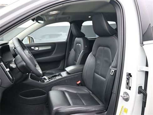 Used 2024 Volvo XC40 B5 Plus w/ Protection Package Premier image 9
