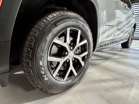 Certified 2023 Jeep Grand Cherokee L Limited w/ Luxury Tech Group II image 19