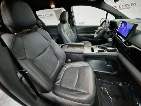 Used 2025 Toyota Sienna Platinum AWD/4WD image 31