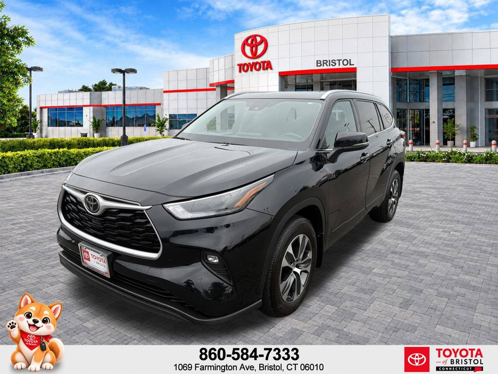 Used 2022 Toyota Highlander XLE AWD/4WD image 3