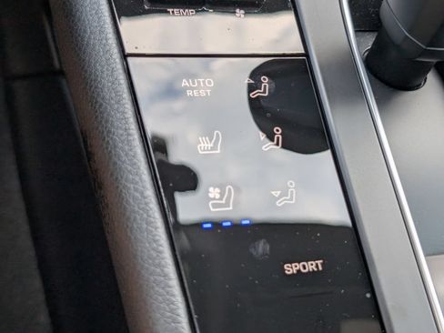 Certified 2026 Porsche Macan AWD/4WD image 17