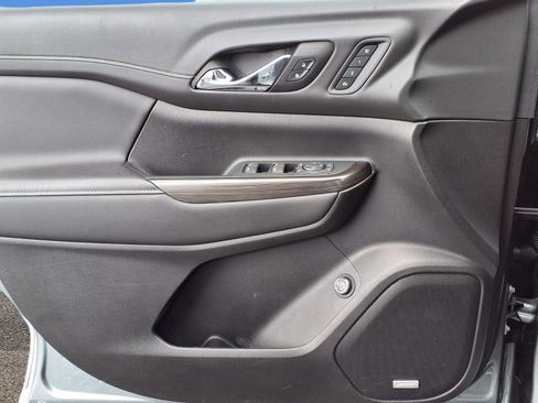 Used 2023 GMC Acadia SLT w/ Elevation Edition image 19