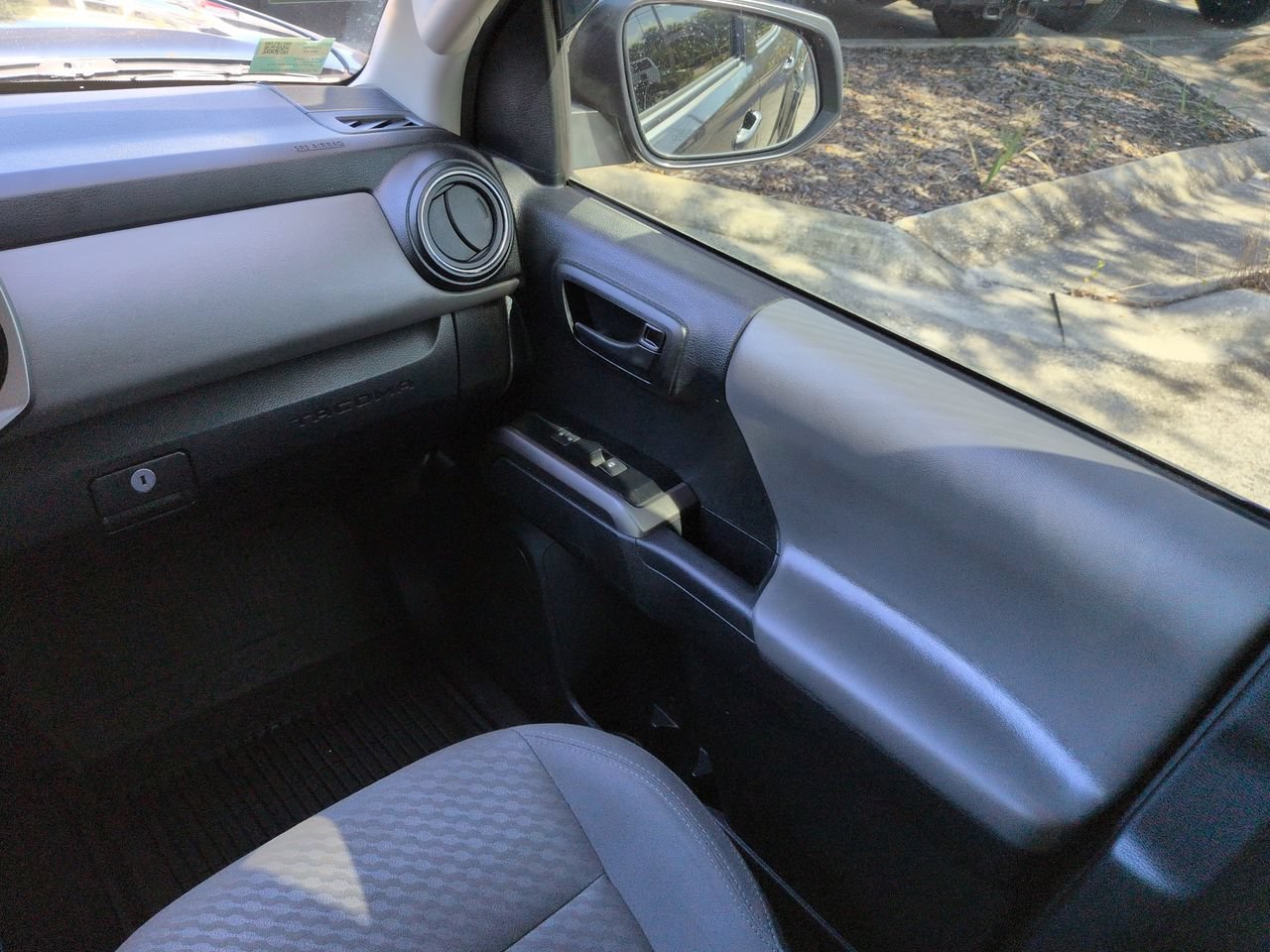 Used 2023 Toyota Tacoma SR5 AWD/4WD image 17