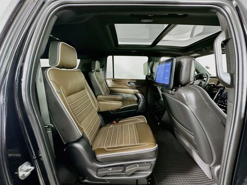 Used 2025 GMC Yukon XL Denali Ultimate AWD/4WD image 32