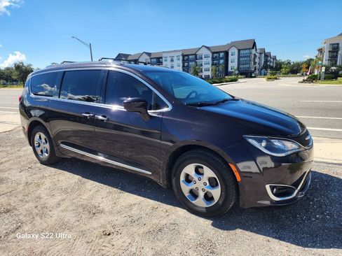 Used 2017 Chrysler Pacifica Touring-L Plus FWD image 3