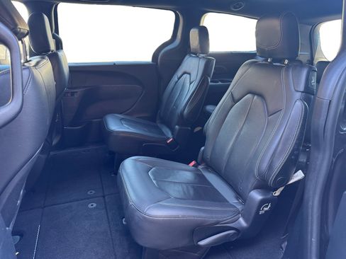 Used 2021 Chrysler Pacifica Touring-L w/ Premium & Safety Sphere Group FWD image 13