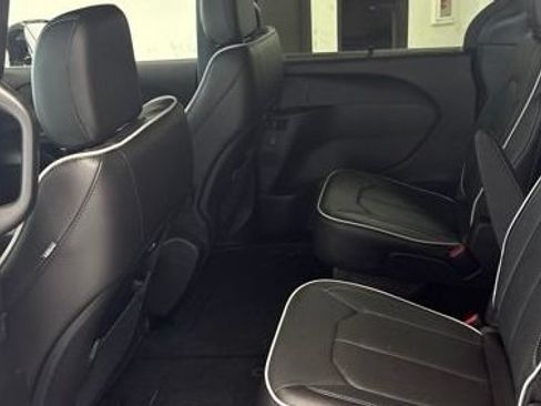 New 2027 Chrysler Pacifica Limited AWD/4WD image 18