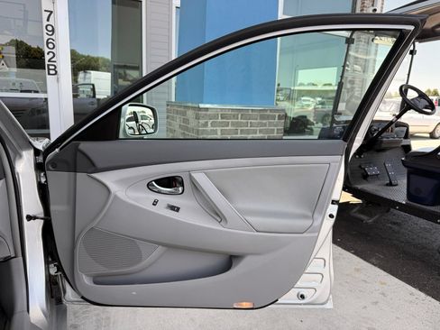 Used 2010 Toyota Camry LE FWD image 20