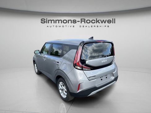 Used 2025 Kia Soul LX w/ LX Technology Package FWD image 3