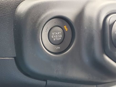 Used 2018 Jeep Wrangler Unlimited Sahara AWD/4WD image 17