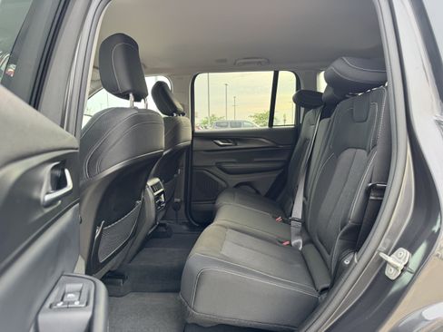 Used 2023 Jeep Grand Cherokee Laredo AWD/4WD image 18