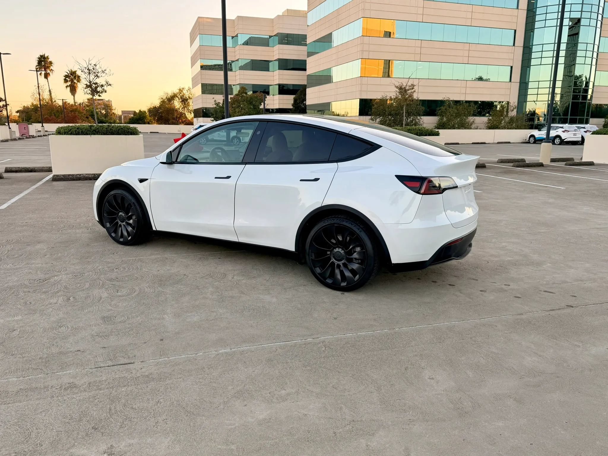 Used 2024 Tesla Model Y Long Range AWD/4WD image 13