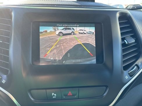 Used 2020 Jeep Cherokee Latitude Plus image 18