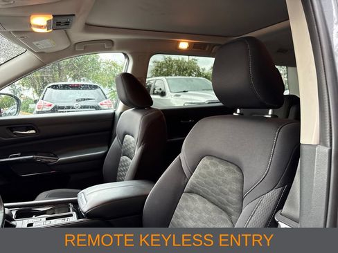 Used 2022 Nissan Pathfinder SV w/ SV Premium Package FWD image 4