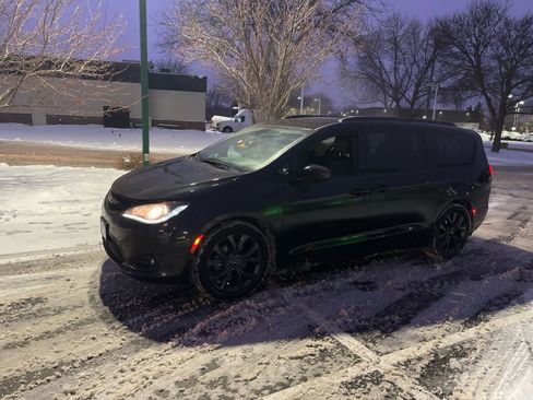 Used 2020 Chrysler Pacifica Touring-L Plus image 2