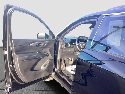 Used 2025 Chevrolet Traverse LT image 11