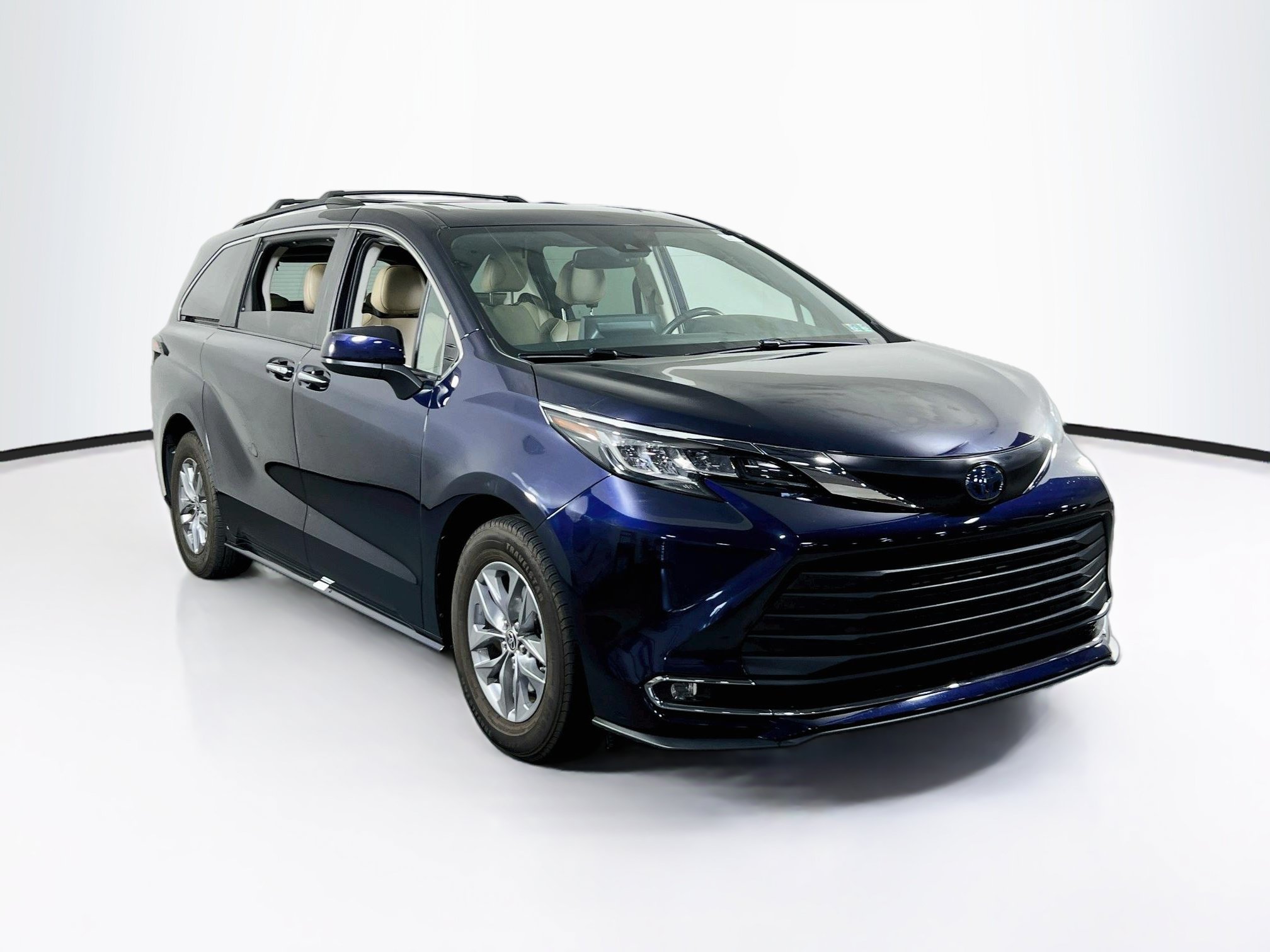 Used 2023 Toyota Sienna XLE FWD image 3