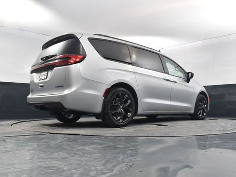 New 2026 Chrysler Pacifica Limited image 60