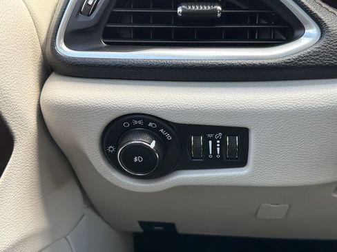 Used 2017 Chrysler Pacifica Limited w/ UConnect Theater Package FWD image 29