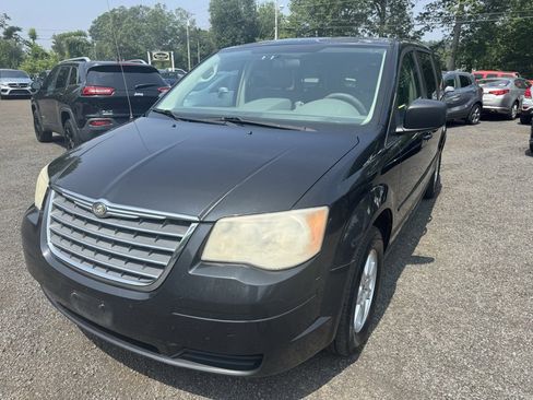 Used 2010 Chrysler Town & Country LX image 2
