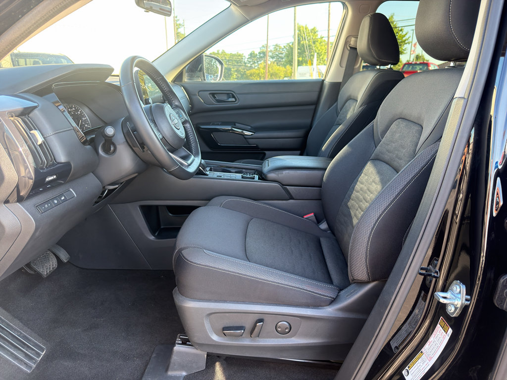 Used 2025 Nissan Pathfinder SV AWD/4WD image 21