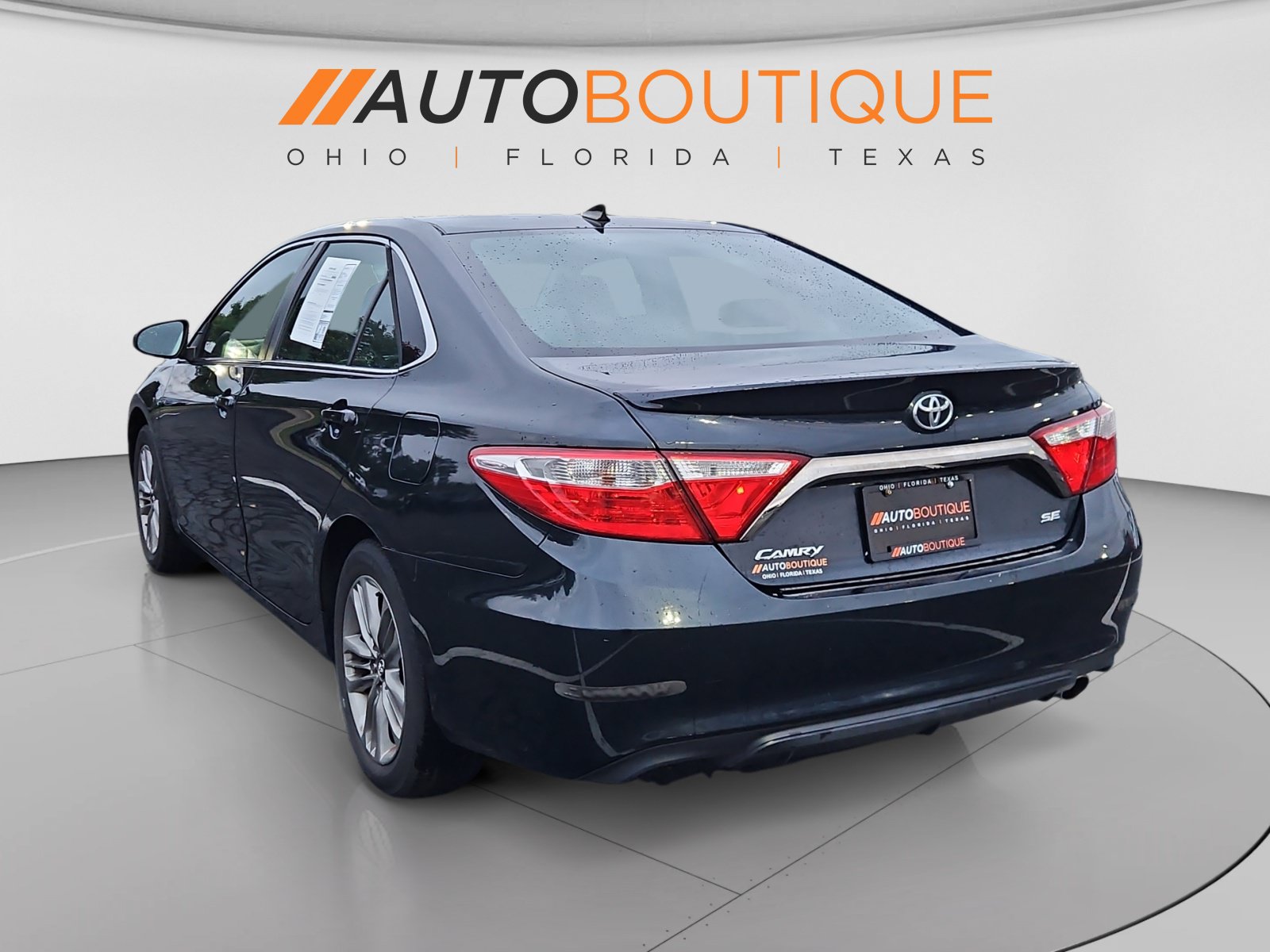 Used 2017 Toyota Camry SE w/ Moonroof Package FWD image 3
