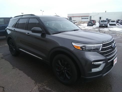 Used 2020 Ford Explorer XLT w/ Equipment Group 202A image 4