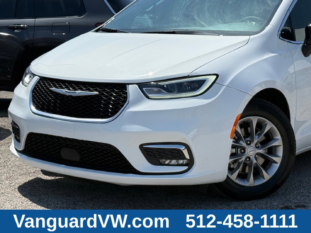 Used 2026 Chrysler Pacifica Limited FWD image 2