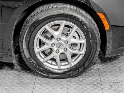 Used 2024 Chrysler Pacifica Touring-L image 31