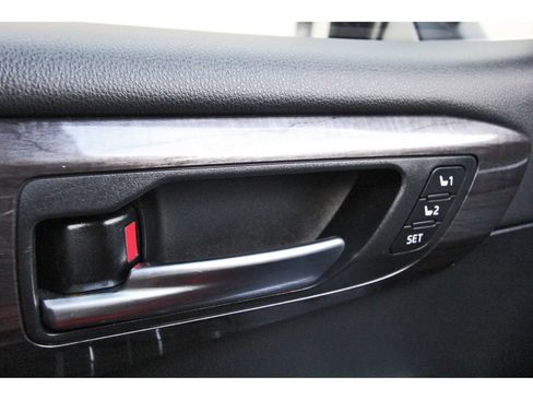 Used 2021 Toyota Highlander Limited FWD image 22