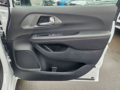 New 2026 Chrysler Pacifica Select image 18