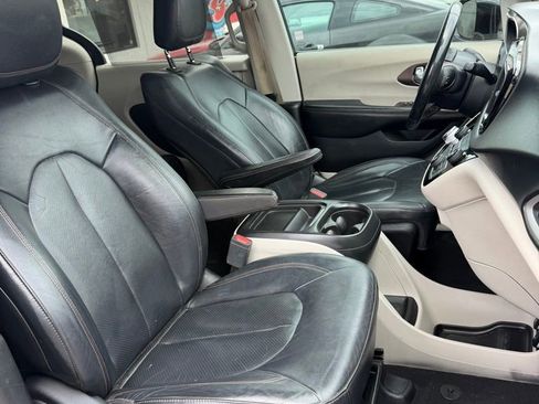 Used 2017 Chrysler Pacifica Limited image 25