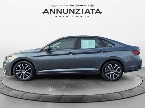 Used 2025 Volkswagen Jetta SE image 2