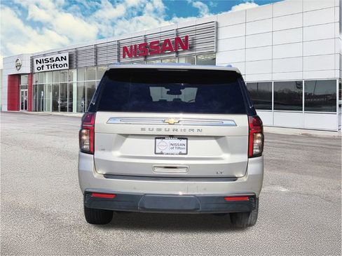Used 2024 Chevrolet Suburban LT RWD image 5