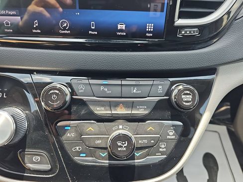 Used 2023 Chrysler Pacifica Touring-L FWD image 29