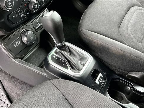 Used 2018 Jeep Renegade Latitude w/ Cold Weather Group AWD/4WD image 14