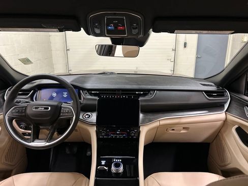 Used 2025 Jeep Grand Cherokee Limited AWD/4WD image 18