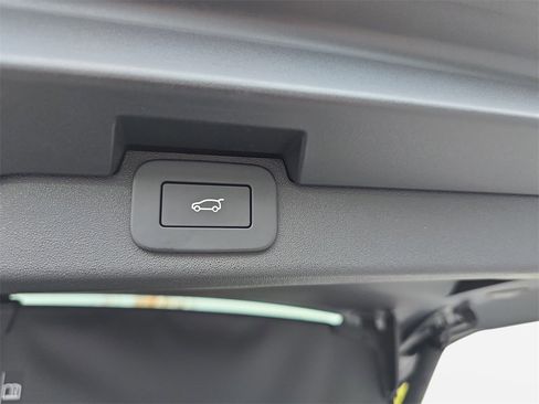 New 2025 Land Rover Discovery Dynamic SE image 14