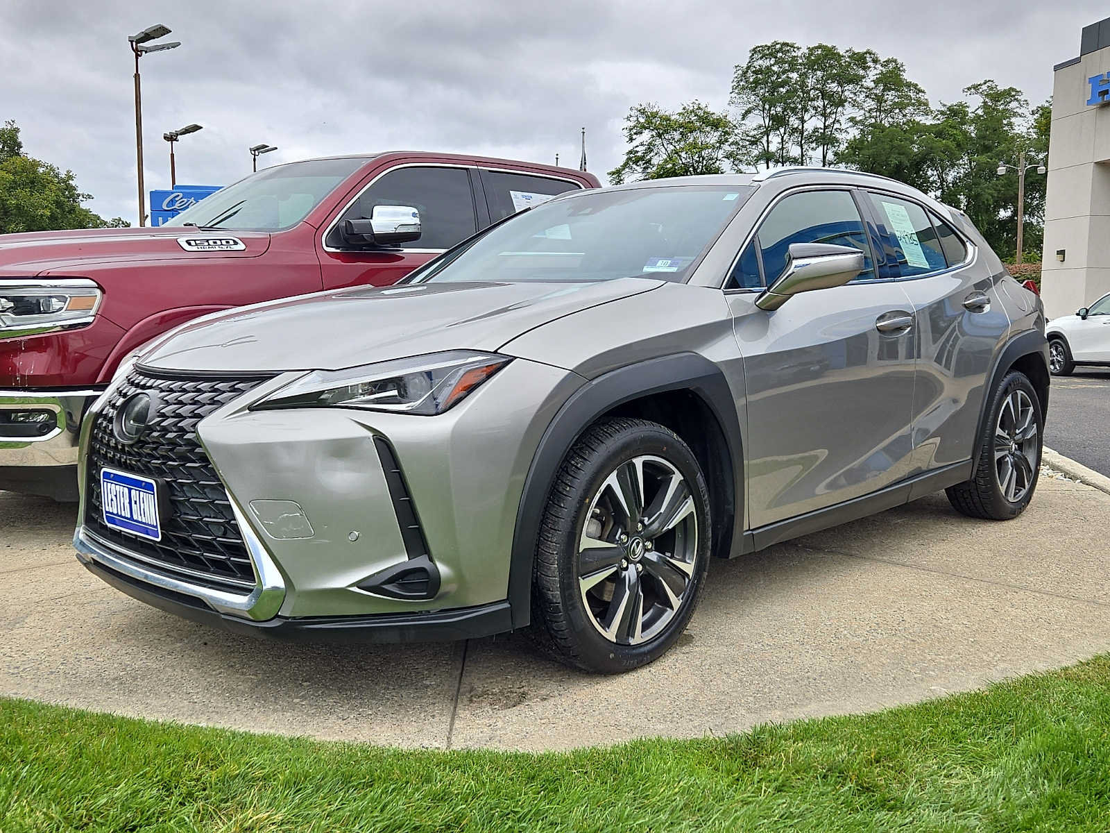 Used 2019 Lexus UX 200 FWD image 3
