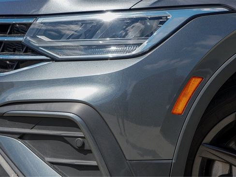 Used 2022 Volkswagen Tiguan SE image 3