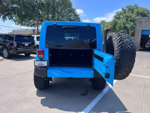 Used 2017 Jeep Wrangler Unlimited Sahara w/ Connectivity Group AWD/4WD image 11