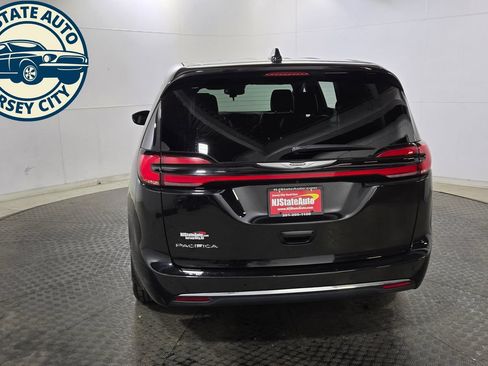 Used 2025 Chrysler Pacifica Select FWD image 6