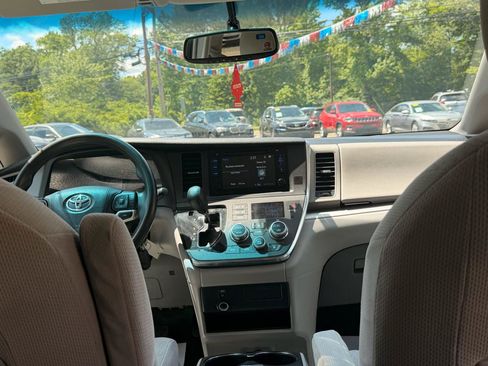 Used 2017 Toyota Sienna LE FWD image 19