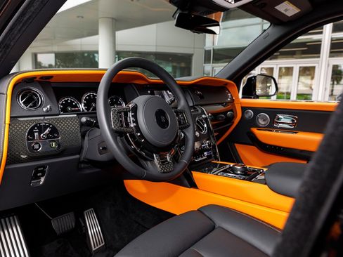 Used 2022 Rolls-Royce Cullinan Black Badge w/ Dark Exterior Package image 40