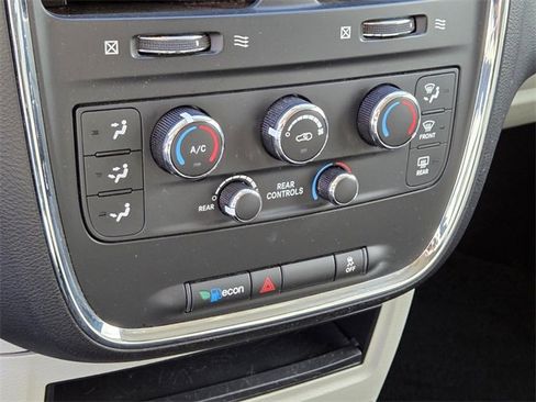 Used 2018 Dodge Grand Caravan SE w/ Rear Park Assist Package image 21