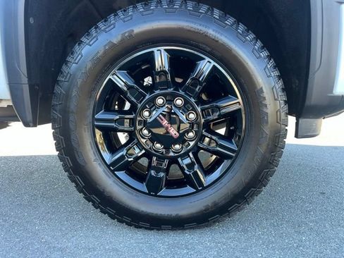 Used 2025 GMC Sierra 2500 AT4 AWD/4WD image 4